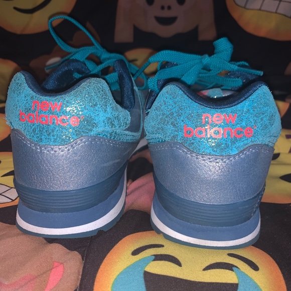 Gently worn New Balance Sneaker youth size 6 - Picture 3 of 5